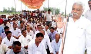 Senior NC leader Ajay Sadhotra addressing party workers during protest dharna at Nikki Tawi bridge near Jammu.