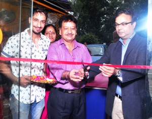 Rajnish Kochgave, National Sales Manager, PLT RE India and Pankaj Dua, National Marketing Manager, PLT Division inaugurating the showroom Wheel Emporium in Delhi.