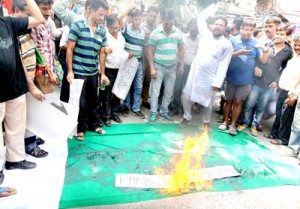 Activists of YNC during an anti-Pak protest at Jammu on Tuesday.        -Excelsior/Rakesh