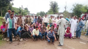 Villagers protesting against Govt at Mankote in Mendhar on Friday.