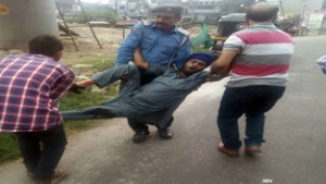 Traffic cop and locals shifting injured to hospital.