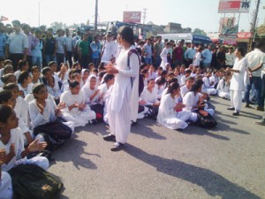 Students blocking Jammu-Pathankot National Highway at Samba on Wednesday.                      -Excelsior/Gautam