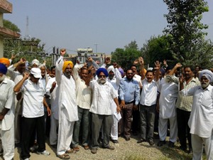 Farmers protesting at Nandpur Samba on Tuesday.  -Excelsior/ Gautam