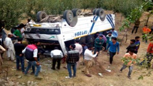 A mini-bus which turned turtle at Baramulla on Monday. —Excelsior/Aabid Nabi