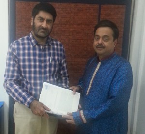 Natrang Director Balwant Thakur with Shekhar Sen, Chairman, Sangeet Natak Akademi, New Delhi   