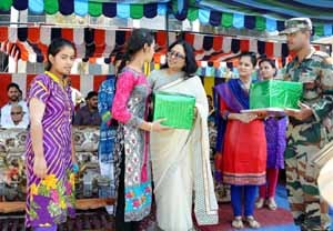 Dignitaries during felicitation ceremony of Know Your Army Mela organized by Delta Force at Batote in Ramban.