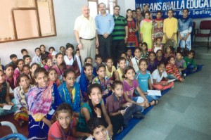 HBET Trustee, Harbans Bhalla and others posing for a group photograph with students. 