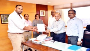 Shot Putter Inderjeet Singh being felicitated by the dignitaries on his joining to IndianOil at New Delhi.