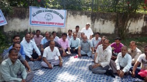 Kissan Union members staging protest dharna at Rajouri.