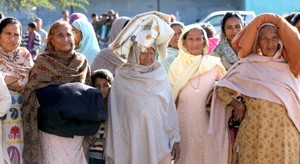 Women migrating to safer areas in Samba sector on Monday.    —Excelsior/Rakesh