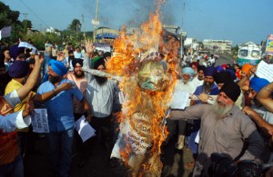 Members of Sikh bodies staging protest at Digiana in Jammu on Thursday. —Excelsior/Rakesh