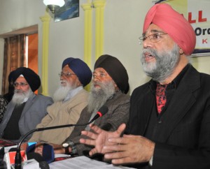 All Parties Sikh Coordination Committee  Chairman Jagmohan Singh Raina alongwith senior leaders addressing a press conference in Srinagar on Thursday. 	—Excelsior/Amin War