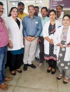 Speaker, Legislative Assembly, Kavinder Gupta posing with staff of Rajeev Gandhi Leprosy Hospital, Gangyal at Jammu.