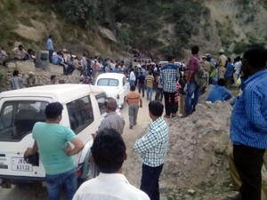 Vehicles stranded after villagers protest on Batote-Doda National Highway. —Excelsior/Tilak Raj