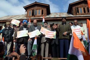 Cong activists led by PCC chief G A Mir protesting in Srinagar on Monday.