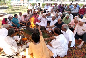 Members of Central Mahajan Sabha performing havan on the birth anniversary of Lala Hans Raj Mahajan on Friday.  -Excelsior/ Rakesh