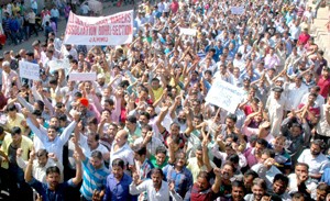 PHE daily wagers taking out large protest rally in Jammu on Friday.  -Excelsior/ Rakesh 