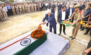 Chief Minister Mufti Mohammad Sayeed paying floral tributes to martyred police officer at PCR, Srinagar on Wednesday. —Excelsior/Amin War