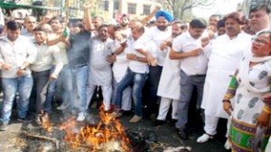 Cong activists burning effigy of Mufti-Govt during protest in Jammu on Wednesday. —Excelsior/Rakesh