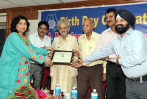 Noted artist TN Koul being felicitated at a function held at Jammu on Thursday.     —Excelsior/Rakesh