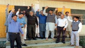 Contractors protesting against Flood Control Department  at Kakapora. —Excelsior/Younis Khaliq