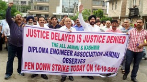 Diploma Engineers raising slogans during pen down strike at Jammu on Wednesday. —Excelsior/Rakesh