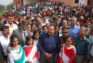 Union Minister Dr Jitendra Singh, flanked by Vice Chancellor Prof Talat Ahmad, posing for photograph with students and scholars outside the main block of Jamia Milia Islamia University on the occasion of its 95th Foundation Day at New Delhi on Thursday.