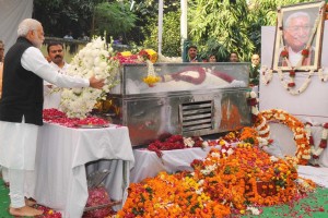 Prime Minister Narendra Modi (L) pyaing homage to VHP leader Ashok Singhal,  during Antim Darshana in New Delhi on Wednesday. (UNI )