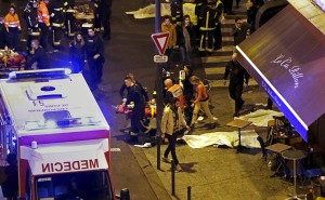 General view of the scene with rescue service personnel working near covered bodies outside a restaurant following terror attacks in Paris. (UNI)