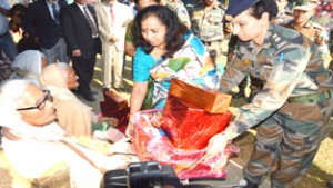 Sheela Nimbhorkar, Zonal president, AWWA, White Knight Corps and N K Singh, chairperson, FWO, Cross Swords Division, felicitating Veer Naris during an ESM rally at Rakhmuthi in Akhnoor. 