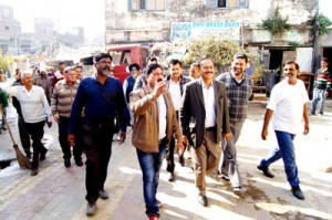 Joint Commissioner (Adm), JMC, R S Jamwal during tour to vegetable market at Parade.