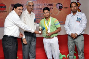 A K Ganjoo, GM (Vigilance), Indian Oil, NR along with Mukesh Dheman, DGM (Vigilance), Indian Oil, NR presenting award to a student at G D Goenka Public School, Sonipat. 