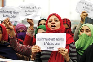 Handicraft workers and artisans during a protest at Srinagar on Thursday. —Excelsior/Amin War