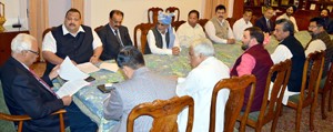 Governor, NN Vohra interacting with NC delegation at Raj Bhavan on Monday.