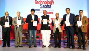 MD J&K SIDCO Amit Sharma alongwith other dignitaries during launch of a book in Express Technology Sabha at Kolkata.