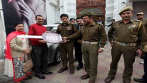SP South Shaazad Salaria presenting car key to winner of ‘Mega Bumper Prize’ at Jammu. -Excelsior/Rakesh