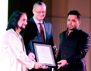Pt. Bhajan Sopori receiving Pride of India Lifetime Achievement Award from Hatem Tageldin, Ambassador of Egypt and Manu Jagmohan Singh, secretary, NRI Institute at New Delhi.