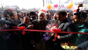 Dignitary inaugurating LG Shoppe at Sopore.