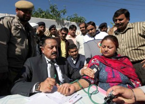 Union Minister Dr Jitendra Singh examining patients at “Health Mela” on the occasion of World Diabetes Day at Jammu on Saturday.— Excelsior/Rakesh