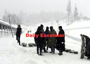 Heavy  snowfall in Gulmarg..ExcelsiorAabid Nabi