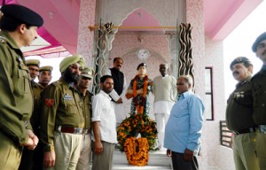 Former Minister Surjeet Singh Slathia and others paying tributes to Martyr Deepak Kumar at his native village Kalah (Ramgarh) on Tuesday.—Excelsior/Gautam
