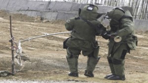 Members of Army Bomb Disposal Squad defusing an improvised explosive device (IED) planted near a fly over at Lasjan-Nowgam area of Srinagar, on Friday. —Excelsior Photo