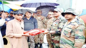 Army officers presenting gift to boy before handing him over to Pakistan authorities.