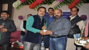 Former Minister and MLA Raipur-Domana, Bali Bhagat, felicitating a JKEDI sponsored entrepreneur.