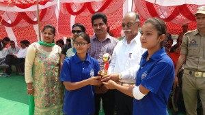 MLA Chenani distributing prizes among the winners of Sports Meet at Jawahar Navodaya Vidyalaya, Rakh Jagnoo on Saturday.  