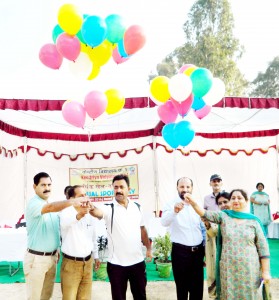 Dignitaries releasing balloons to inaugurate Annual Sports Day of KV No.1, Gandhi Nagar.