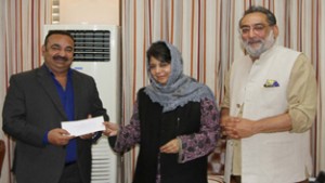 Chief Minister Mehbooba Mufti handing over cheque to CCI President.