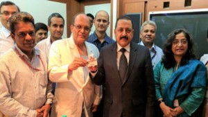 Union Minister Dr Jitendra Singh, flanked by Director (Academics) Dr Kailash Sharma and other faculty members, displaying the exclusive hospital - specific multipurpose pre-paid “Smartcard” being used for 100% cashless transactions at Tata Memorial Centre Cancer Hospital, Mumbai on Saturday.