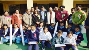 Yudhvir Sethi and others posing for group photograph.