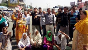 Inhabitants of Chak Manga Rakwal protesting at Samba Chowk on Thursday. —Excelsior/Gautam